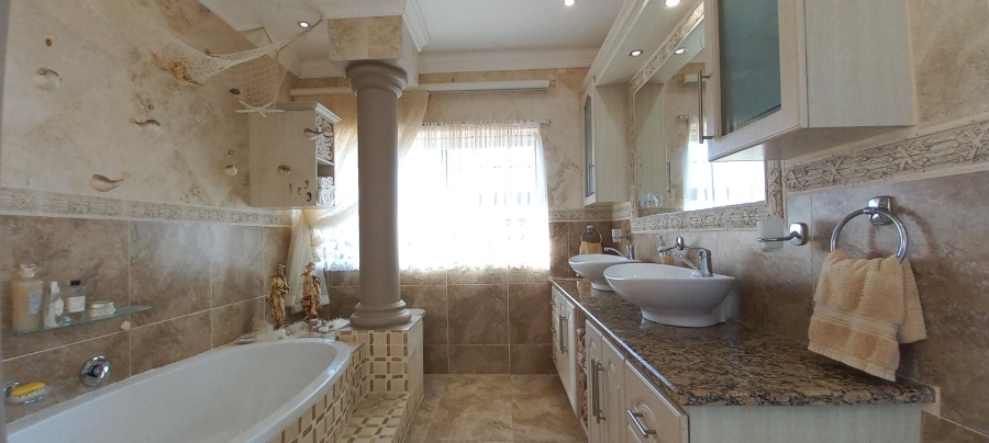 4 Bedroom Property for Sale in Hartenbos Heuwels Western Cape